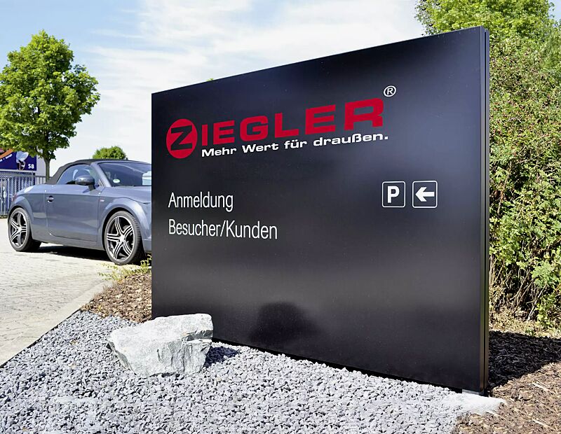 Leit- und Orientierungsstele GUIDE in RAL 9005 tiefschwarz, Querformat