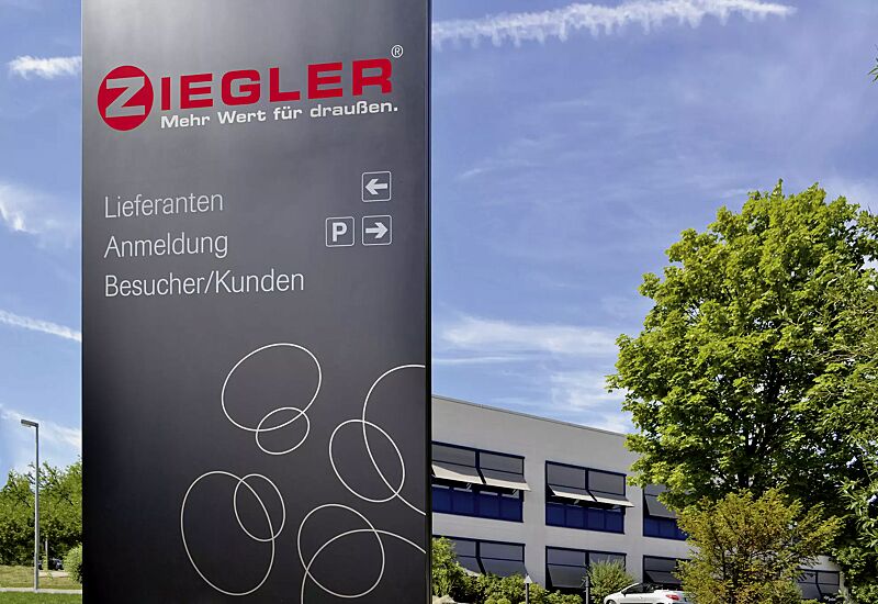 Leit- und Orientierungsstele GUIDE in RAL 9005 tiefschwarz, Hochformat