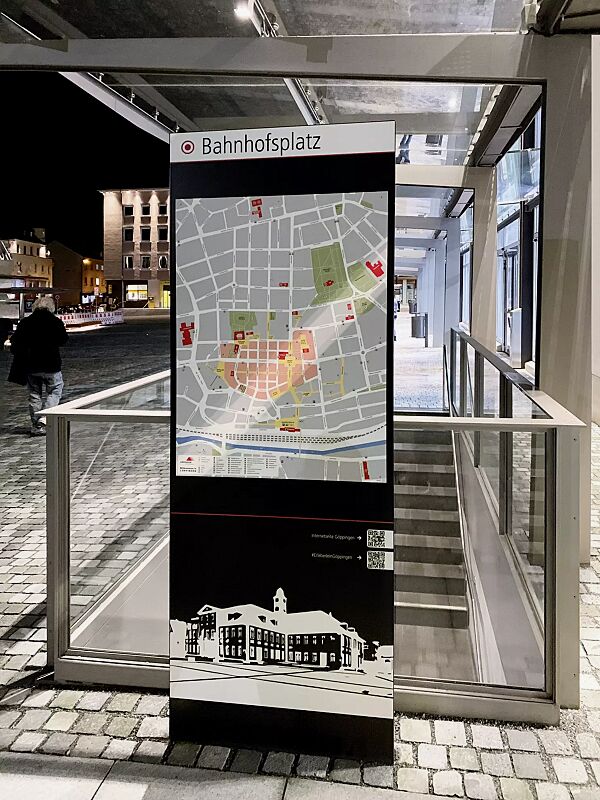 Leit- und Orientierungsstele GUIDE, Hochformat, Aluminiumverbundplatten in RAL 9005 tiefschwarz