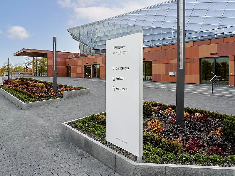 Leit- und Orientierungsstele GUIDE, Hochformat, Aluminiumverbundplatten in RAL 9006 weißaluminium