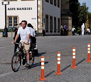 Leitpfosten AGIL in rot mit weißen Reflexstreifen, Höhe 750 mm