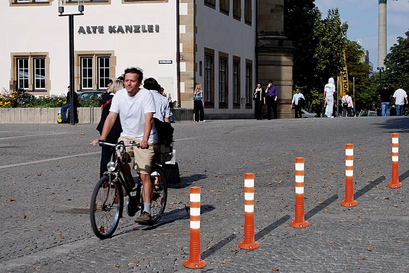 Leitpfosten AGIL in rot mit weißen Reflexstreifen, Höhe 750 mm