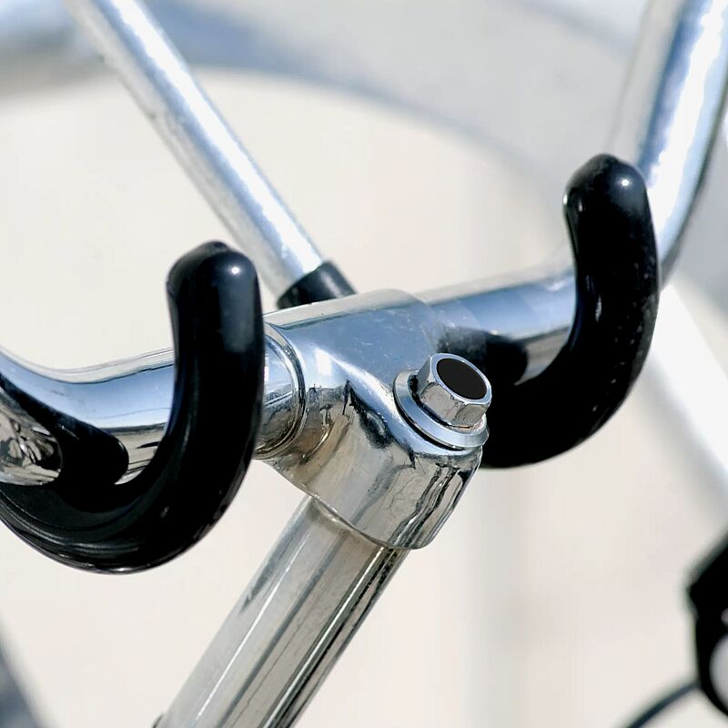 lenkerhaltesystem-apropos__shoKAT0068402 Detail: schwarze Kunststoffhülle