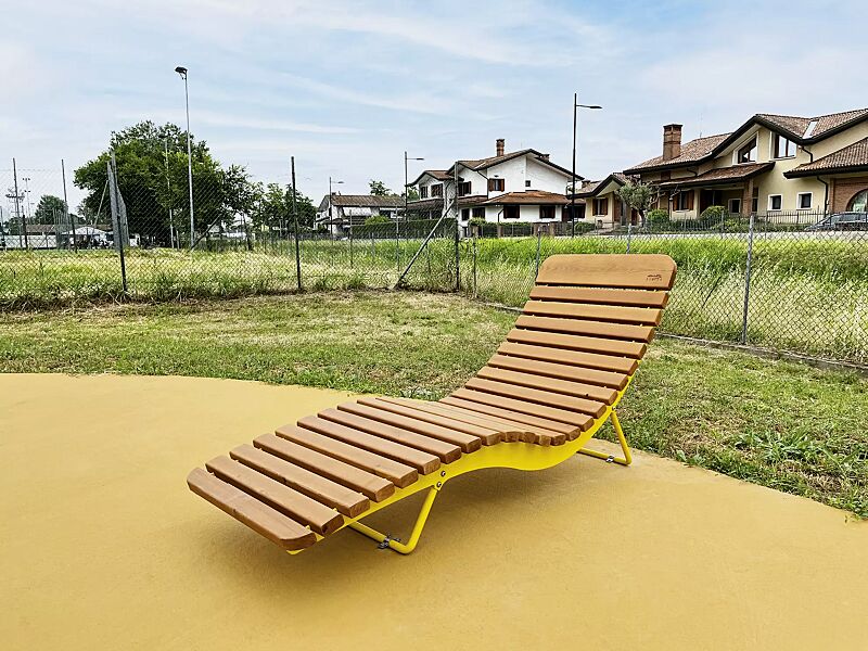 Liegebank BOJON mit Hartholzbelattung, Breite 600 mm, Stahlteile in RAL 1021 rapsgelb