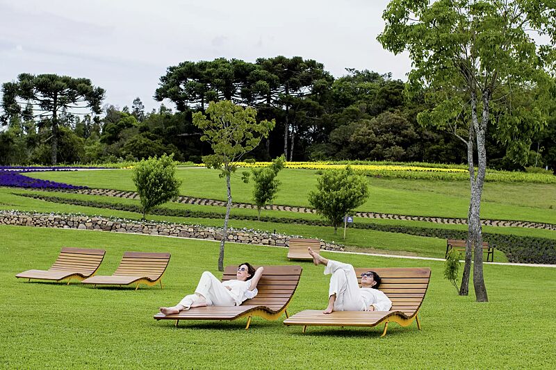 Liegebänke BOJON mit Hartholzbelattung, Breite 1100 mm, Stahlteile in RAL 1021 rapsgelb