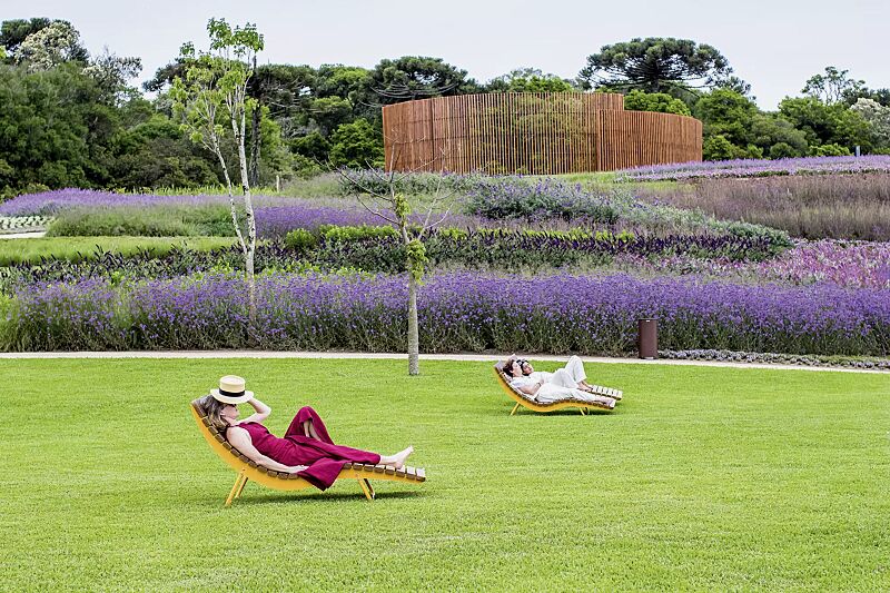 Liegebänke BOJON mit Hartholzbelattung, Breite 1100 mm, Stahlteile in RAL 1021 rapsgelb