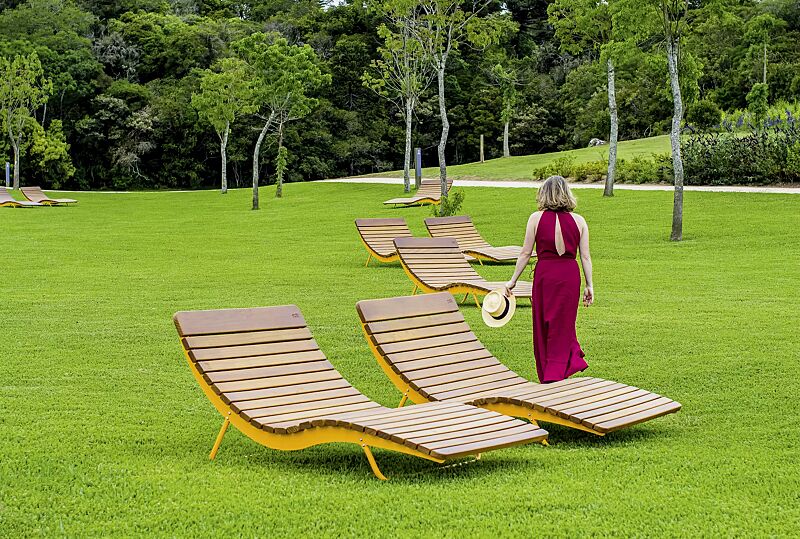 Liegebänke BOJON mit Hartholzbelattung, Breite 1100 mm, Stahlteile in RAL 1021 rapsgelb