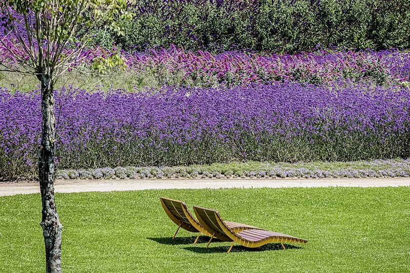 Liegebänke BOJON mit Hartholzbelattung, Breite 600 mm, Stahlteile in RAL 1021 rapsgelb