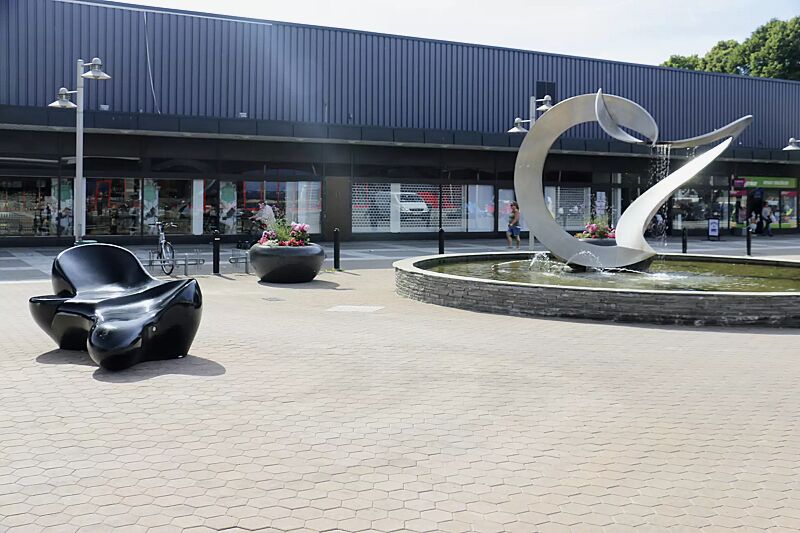 liegebank-harmony__shoKAT0056860 Liegebank HARMONY in RAL 9005 tiefschwarz und Pflanzbehälter GIOVE