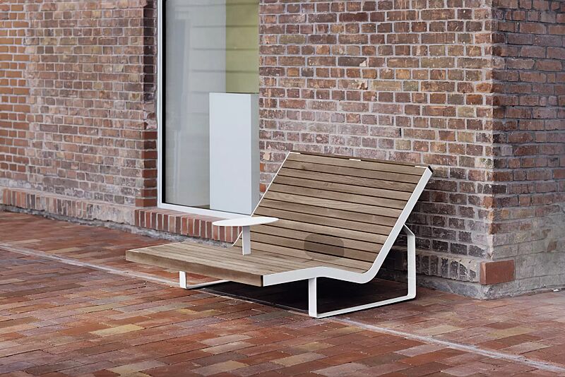 liegebank-iglau__shoKAT0073702 Doppelliegebank IGLAU, Breite 1254 mm, Stahlteile in RAL 9010 reinweiß, mit Ablagetisch auf Anfrage