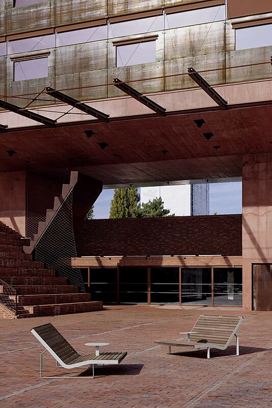 liegebank-iglau__shoKAT0073703 Doppelliegebank IGLAU, Breite 1254 mm, Stahlteile in RAL 7035 lichtgrau, mit Ablagetisch auf Anfrage