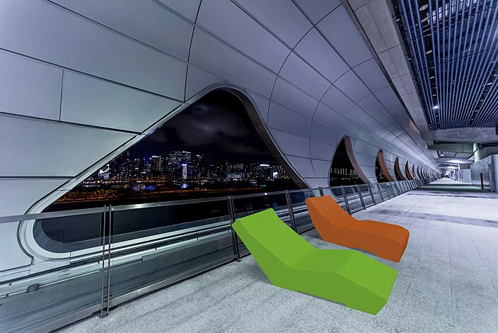 Liegebank LOUNGER LOLA in RAL 6037 reingrün sowie Liegebank LOUNGER MOON in RAL 2001 rotorange