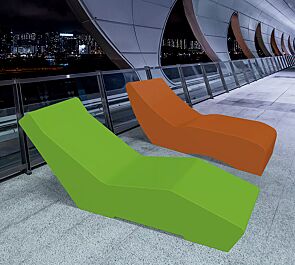 Liegebank LOUNGER LOLA in RAL 6037 reingrün sowie Liegebank LOUNGER MOON in RAL 2001 rotorange