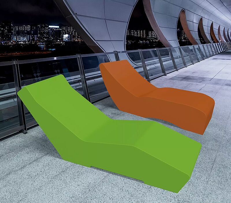 Liegebank LOUNGER LOLA in RAL 6037 reingrün sowie Liegebank LOUNGER MOON in RAL 2001 rotorange