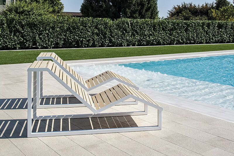 liegebank-mantua__shoKAT0072285 Liegebank MANTUA, Aluminium in natürlichem Eschenholzoptik-Effekt, Stahlteile in RAL 9003 signalweiß