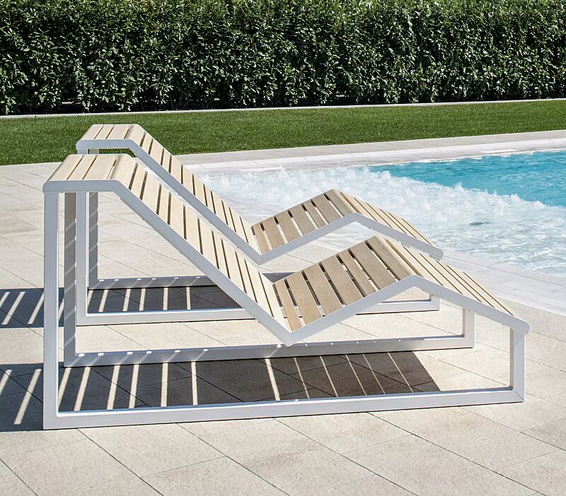 Liegebank MANTUA, Aluminium in natürlichem Eschenholzoptik-Effekt, Stahlteile in RAL 9003 signalweiß