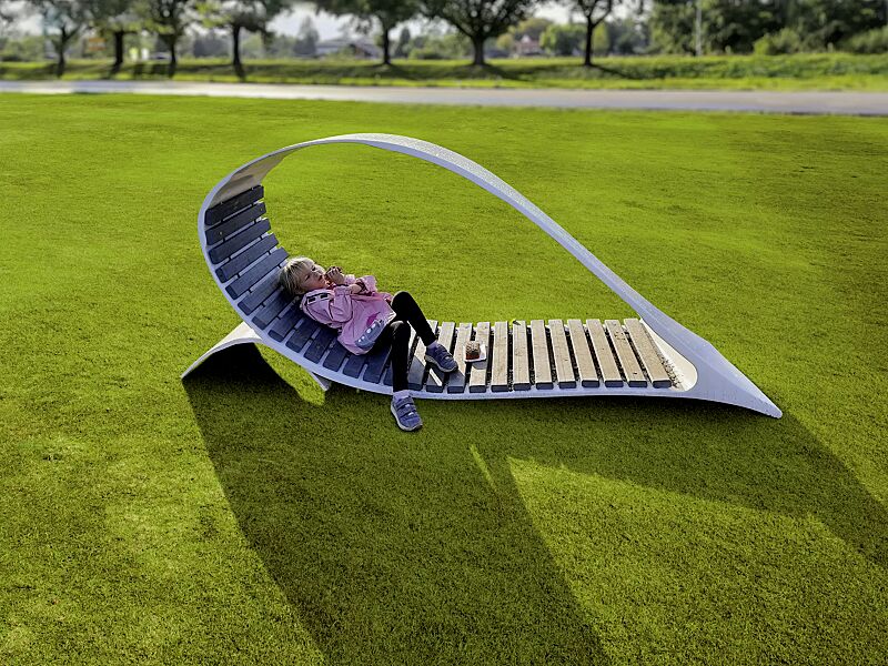 liegebank-relax__shoKAT0070646 Liegebank RELAX, Holzbelattung in grau, Kunststoffteile in RAL 9003 signalweiß