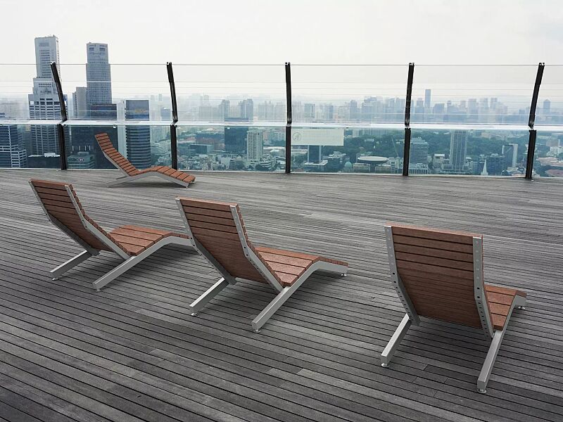 liegebank-rivage__shoKAT0052780 Liegebank RIVAGE zum freien Aufstellen, mit Jatobaholzbelattung, Stahlteile in RAL 7035 lichtgrau