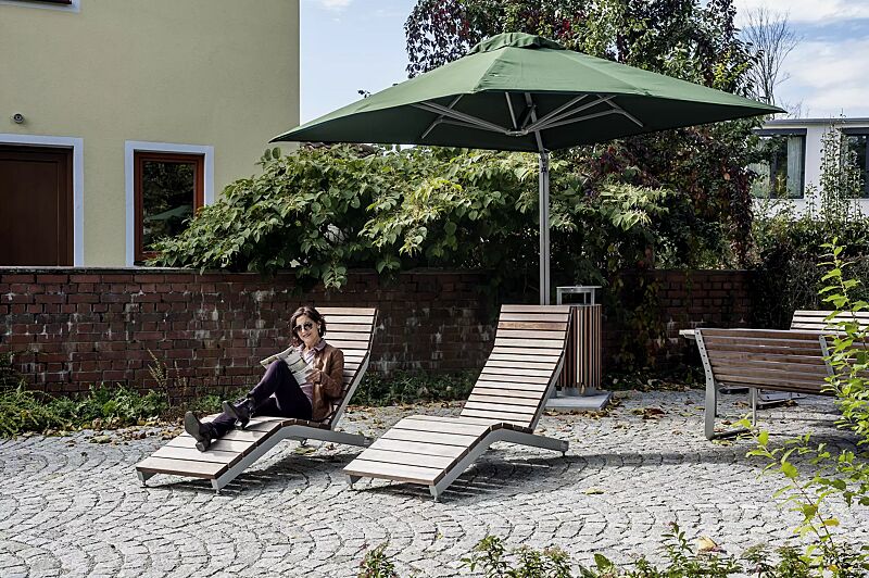 liegebank-rivage__shoKAT0056367 Liegebank RIVAGE zum freien Aufstellen, mit Jatobaholzbelattung, Stahlteile in RAL 9006 weißaluminium sowie Freiarmschirm SINGLE POLE und Abfallbehälter DIAGONAL