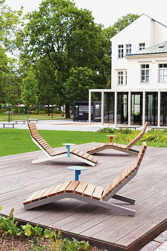 liegebank-rivage__shoKAT0056645 Liegebank RIVAGE mit Ablagetisch, zum Aufdübeln, mit Jatobaholzbelattung, Stahlteile in RAL 3003 rubinrot, RAL 5015 ultramarinblau, RAL 9006 weißaluminium, RAL 9010 reinweiß und RAL 6027 lichtgrün (auf Anfrage)