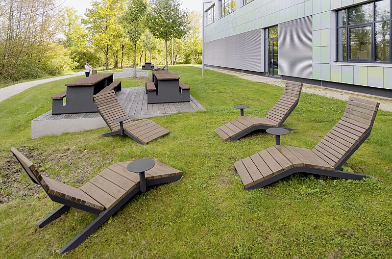 liegebank-rivage__shoKAT0075836 Liegebank RIVAGE zum freien Aufstellen, mit Jatobaholzbelattung, Stahlteile in RAL 7016 anthrazitgrau, sowie Bank-Tisch-Kombination WAVER