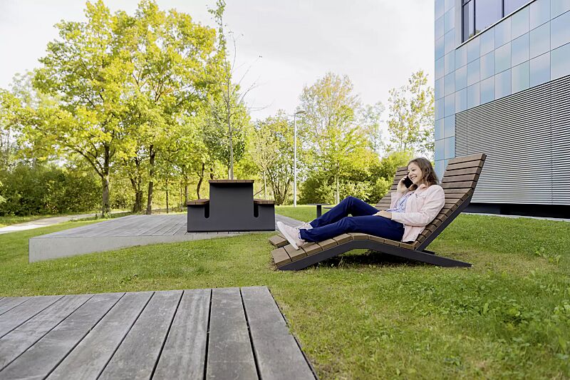 liegebank-rivage__shoKAT0075837 Liegebank RIVAGE zum freien Aufstellen, mit Jatobaholzbelattung, Stahlteile in RAL 7016 anthrazitgrau, sowie Bank-Tisch-Kombination WAVER