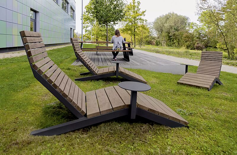 liegebank-rivage__shoKAT0075839 Liegebank RIVAGE zum freien Aufstellen, mit Jatobaholzbelattung, Stahlteile in RAL 7016 anthrazitgrau, sowie Bank-Tisch-Kombination WAVER
