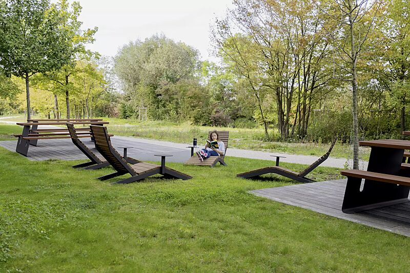 liegebank-rivage__shoKAT0075841 Liegebank RIVAGE zum freien Aufstellen, mit Jatobaholzbelattung, Stahlteile in RAL 7016 anthrazitgrau, sowie Bank-Tisch-Kombination WAVER