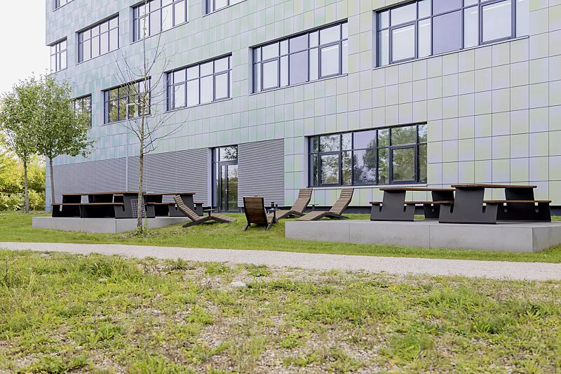 liegebank-rivage__shoKAT0075843 Liegebank RIVAGE zum freien Aufstellen, mit Jatobaholzbelattung, Stahlteile in RAL 7016 anthrazitgrau, sowie Bank-Tisch-Kombination WAVER