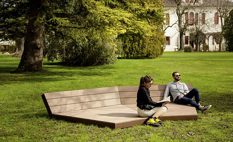 Liegebank SLICE bestehend aus 2 Einzelelementen, modular erweiterbar, Stahlteile in corten