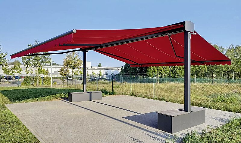 Markisenfreigestell VOLANTIS, zweiseitige Ausführung, Markisenbreite 5000 mm, Markisentuch in 5890 verkehrsrot (UPF 50+), Beschwerungskästen mit WPC-Sitzauflage, Aluminiumkonstruktion in RAL 7016 anthrazitgrau