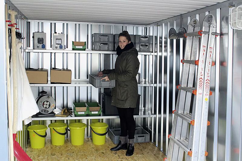 materialcontainer-bosville__shoKAT0051382 Detail: Regalsystem 2 (bestehend aus 2 Regalstützen, 6 Regalarmen und 3 regalböden), Kabel- und Schlauchaufhängung, Kleiderhaken- und Geräteleiste