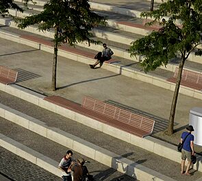 Mauerauflage PORT mit und ohne Rückenlehne, mit Jatobaholzbelattung