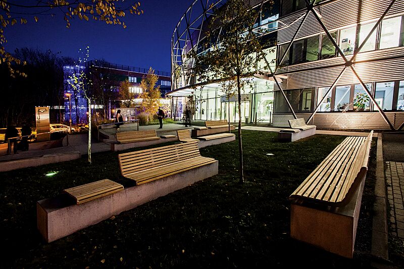 mauerauflage-port__shoKAT0057202 Mauerauflage PORT mit und ohne Rückenlehne, Breite 580 mm und 1820 mm, mit Robinienholzbelattung