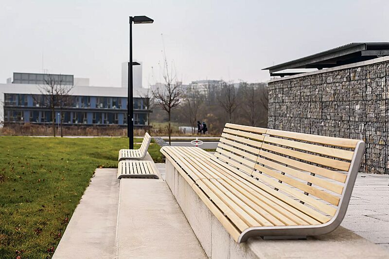 mauerauflage-port__shoKAT0057204 Mauerauflage PORT mit und ohne Rückenlehne, mit Robinienholzbelattung