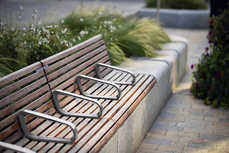 mauerauflage-port__shoKAT0068803 Mauerauflage PORT mit Rückenlehne und mittigen Armlehnen, mit Jatobaholzbelattung