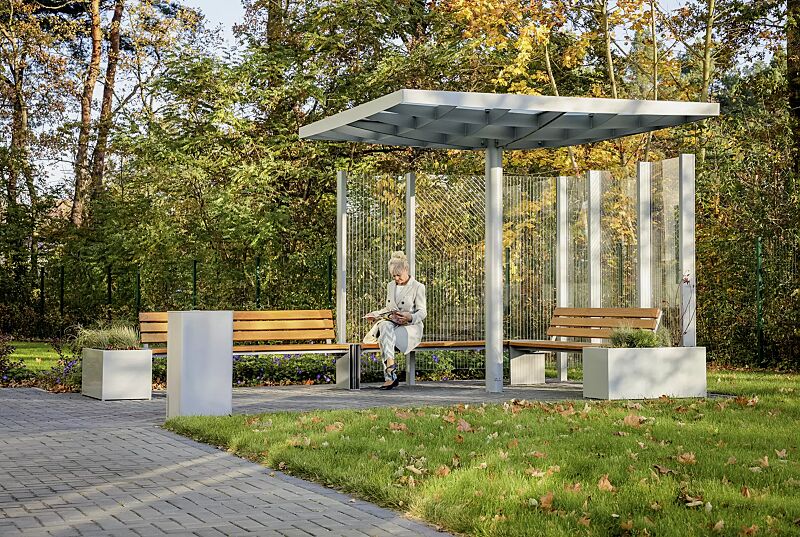 meeting-point-pin__shoKAT0068101 Meeting-Point PIN, Dachbreite x Dachtiefe 3075 mm x 3075 mm, mit Windschutzwand PIN SCREEN, Sitzbank NATURA, Abfallbehälter LACES, Pflanzbehälter MALOUT, Stahlkonstruktion in RAL 7046 telegrau