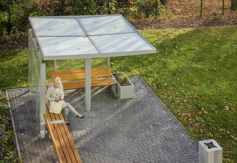 meeting-point-pin__shoKAT0068102 Meeting-Point PIN, Dachbreite x Dachtiefe 3075 mm x 3075 mm, mit Windschutzwand PIN SCREEN, Sitzbank NATURA, Abfallbehälter LACES, Pflanzbehälter MALOUT, Stahlkonstruktion in RAL 7046 telegrau