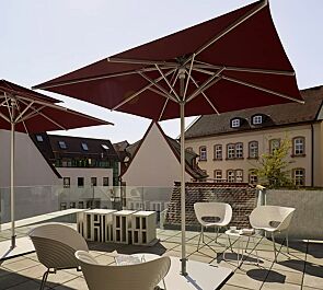 Mittelmastschirm SAMARA, Aluminiumkonstruktion silber eloxiert, mobiler Plattenschirmständer GENF sowie Winddach (auf Anfrage), Schirmtuchausführung ProNature in brasserie