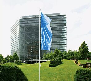 <div id="container" class="container">Mobiler Aluminium-Fahnenmast KOMPAKT ohne Ausleger</div>