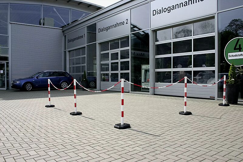 mobiles-kettenstaender-set-morgat__shoKAT0065396 Mobiles Kettenständer-Set MORGAT, in rot-weiß