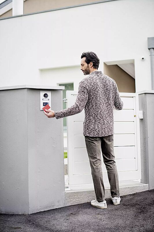 Außenstation LAURIS mit 2 Modulen, Audio-/Videomodul mit Statusanzeige und 2 Klingeln, RFID-Lesemodul