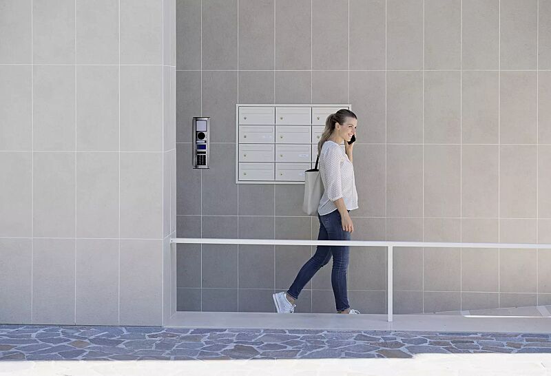 Außenstation LAURIS mit 4 Modulen, Infomodul, Audio-/Videomodul mit Statusanzeige und einer Klingel, Display-Modul, digitale Klingeltaste