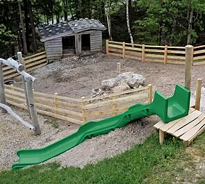 <div id="container" class="container">Modulrutsche ANDRES bestehend aus Modul Einstieg, Modul Kurve links, Modul Mittelteil 1060 mm, Modul Kurve links, Modul Mittelteil 1060 mm und Modul Auslauf</div>