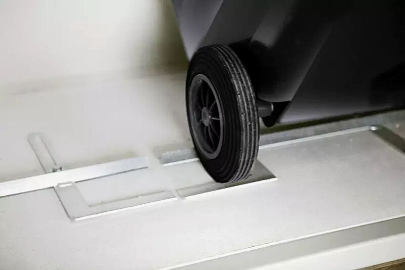 muellbehaelterschrank-darwen__shoKAT0013374 verstellbarer Kipprahmen, Räderarretierung für Abfallgroßbehälter 120 Liter