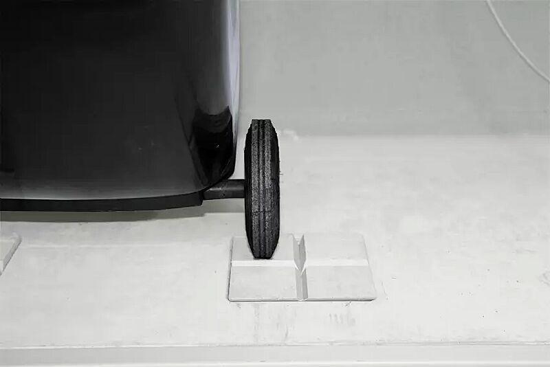 muellbehaelterschrank-darwen__shoKAT0013375 veränderbare Kippaussparung, Räderarretierung für Abfallgroßbehälter 240 Liter