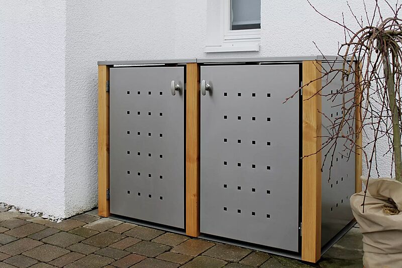 muellbehaelterschrank-garland__shoKAT0039393 Müllbehälter-Doppelschrank GARLAND mit Flachdach, Türen, Dach, Rück- / Seitenwandelemente aus Edelstahl, Pfosten in Lärchenholz