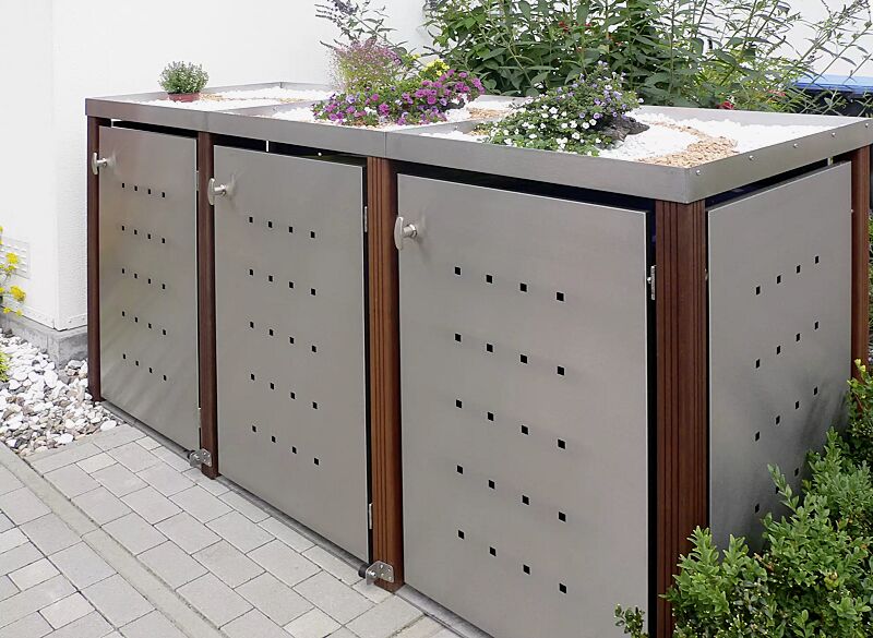 muellbehaelterschrank-garland__shoKAT0039792 Müllbehälter-Dreifachschrank GARLAND mit Pflanzdach, Türen, Dach, Rück- / Seitenwandelemente aus Edelstahl, Pfosten in Bangkiraiholz