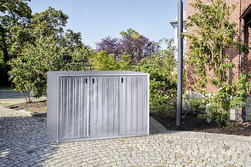 muellbehaelterschrank-kenora__shoKAT0069021 Müllbehälterschrank KENORA, Dreifachschrank, Korpus Sichtbeton glatt, Türblatt feuerverzinkt in Trapezprofil