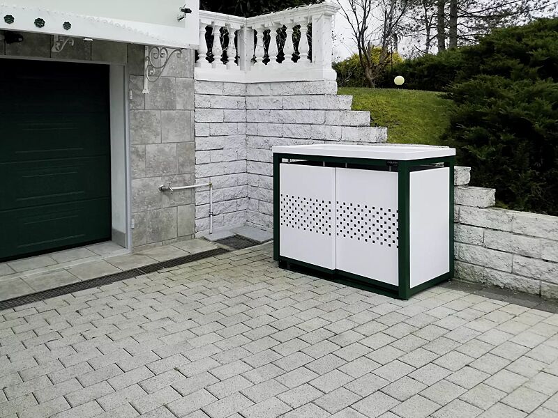 muellbehaelterschrank-styleout-qubis__shoKAT0056449 Müllbehälter-Doppelschrank STYLEOUT® QUBIS mit Pflanzdach, Aluminiumkonstruktion in RAL 6005 moosgrün, Dach, Schiebetüren, Rück- / Seitenwände in RAL 9003 signalweiß